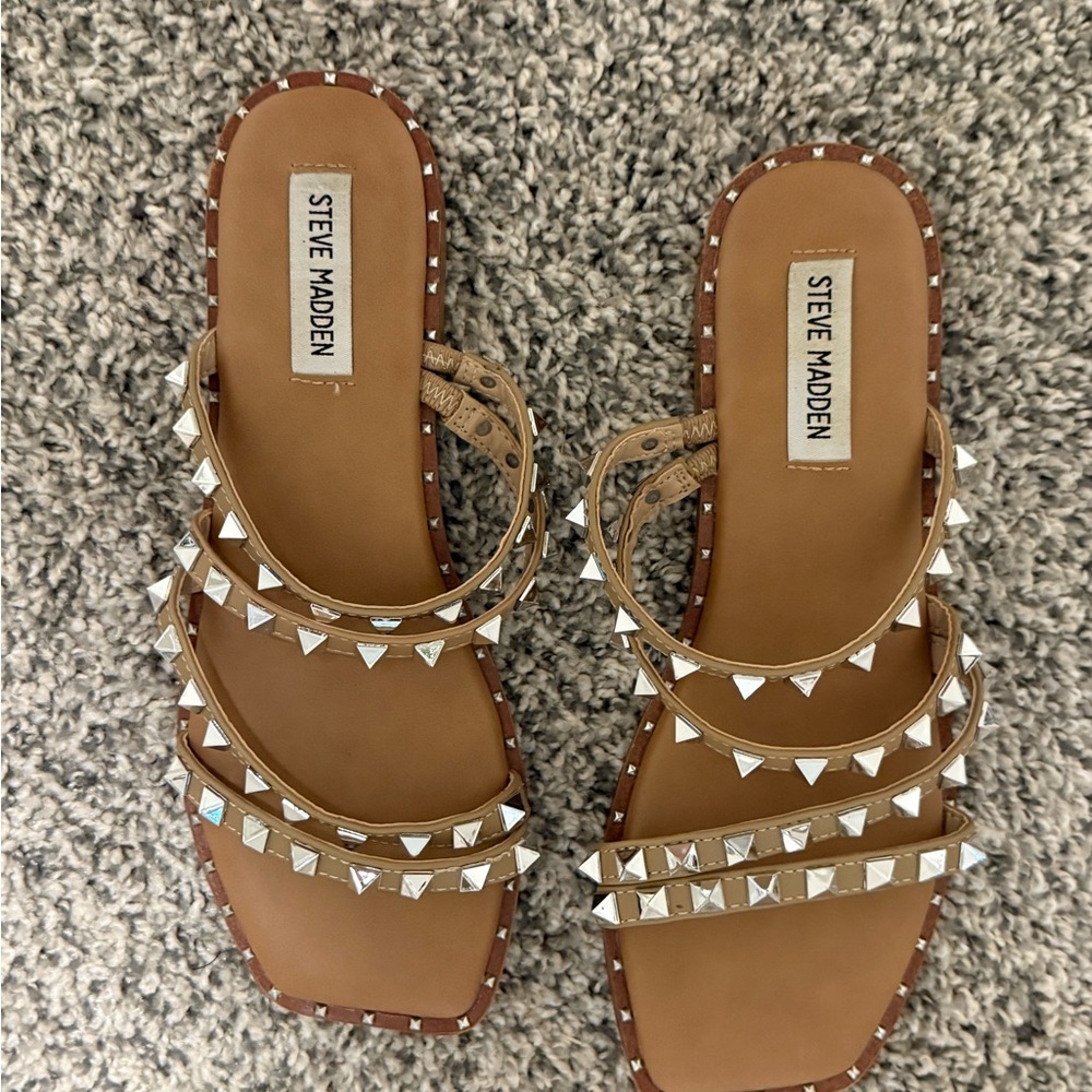 Brand NEW without tags (never worn) Steve Madden Brown Studded Sandals
